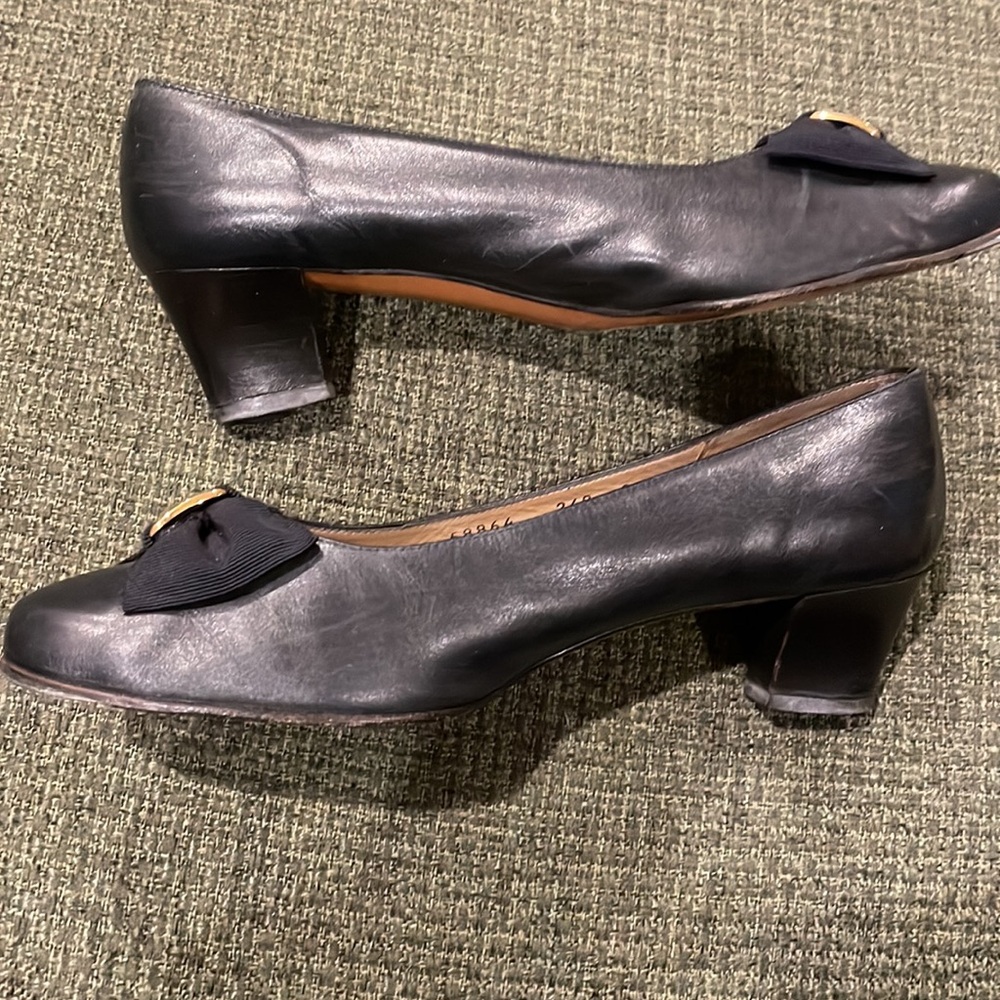 Salvatore Ferragamo Vintagr Black Bow Low Pumps (sz 8) - Picture 2 of 11